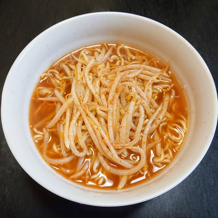 インスタントで☆ピリ辛ごまもやしの醤油ラーメン